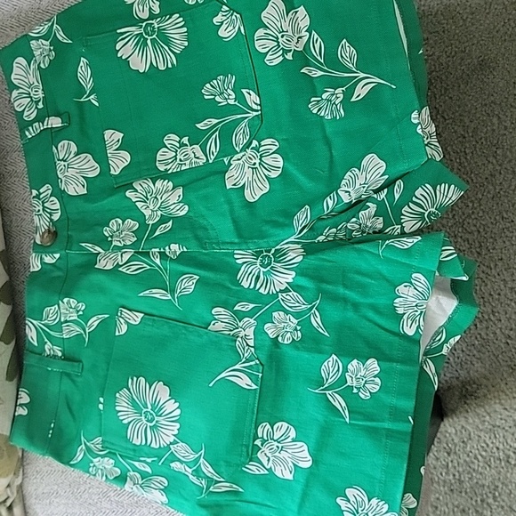 Entro Green and White Cargo Shorts with Floral Design - Picture 3 of 8